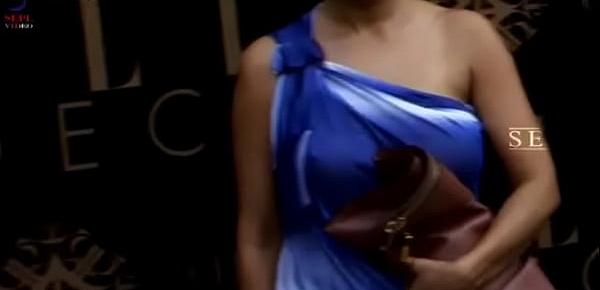 gauri khans boobs exposed in public